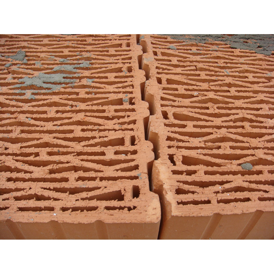 Отсутствие внутренних сквозных трещин – залог высокой прочности тёплой керамики SuperThermo 